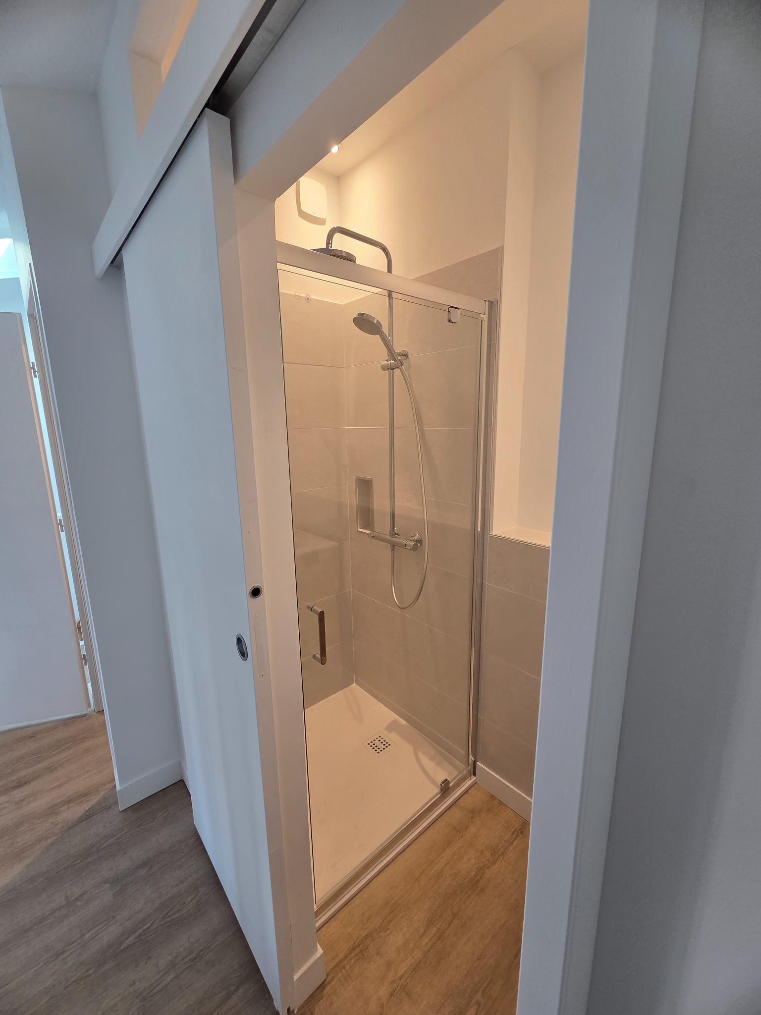 Douche aménagée sous la pente