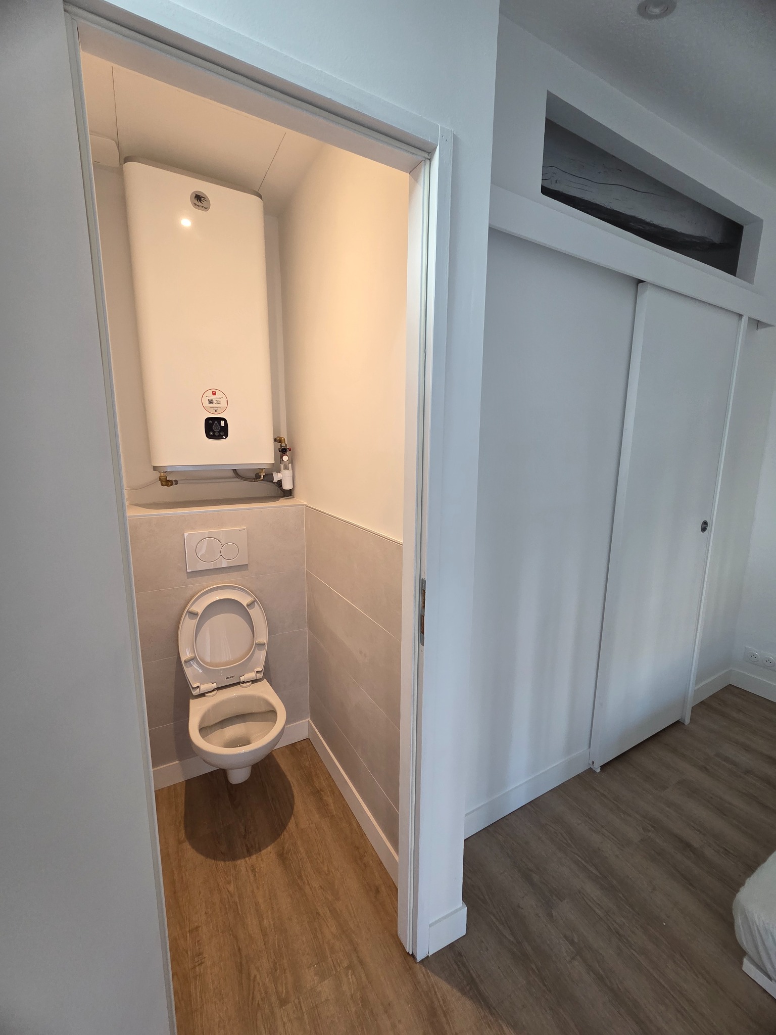 WC suspendu, chauffe-eau et rangements intégrés