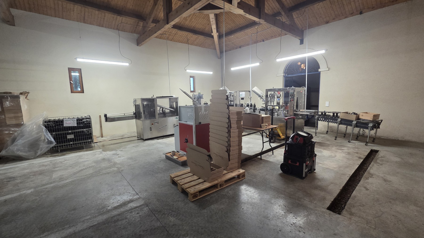 Luminaires suspendus éclairant un bâtiment professionnel
