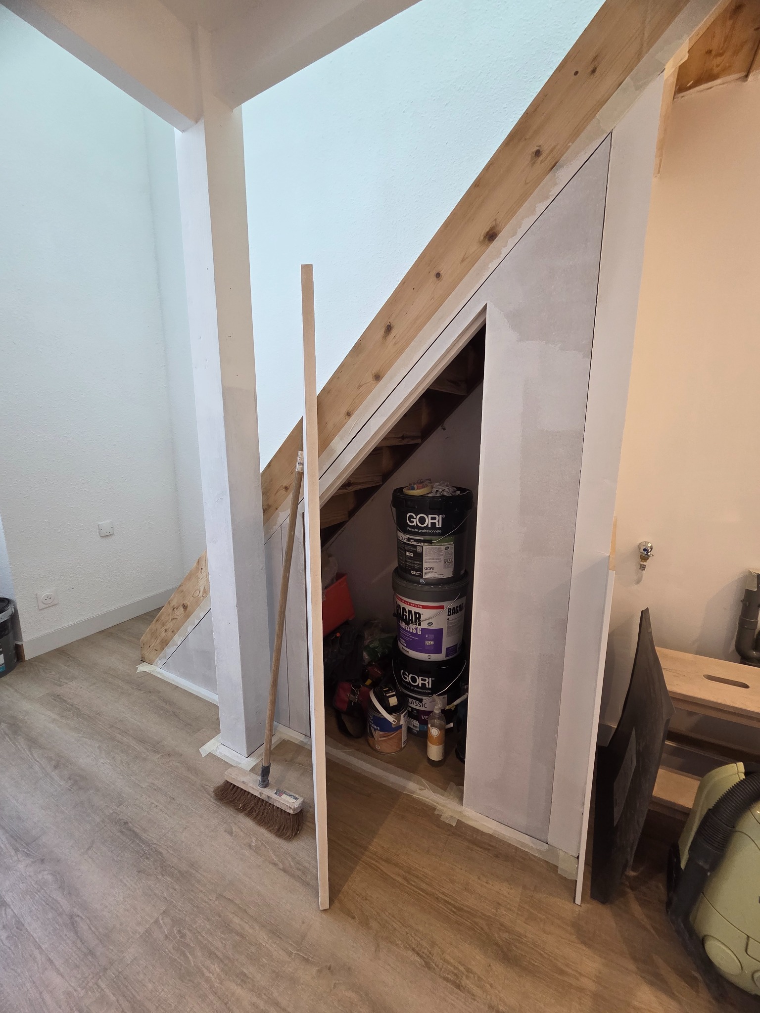 Placard sur mesure sous escalier